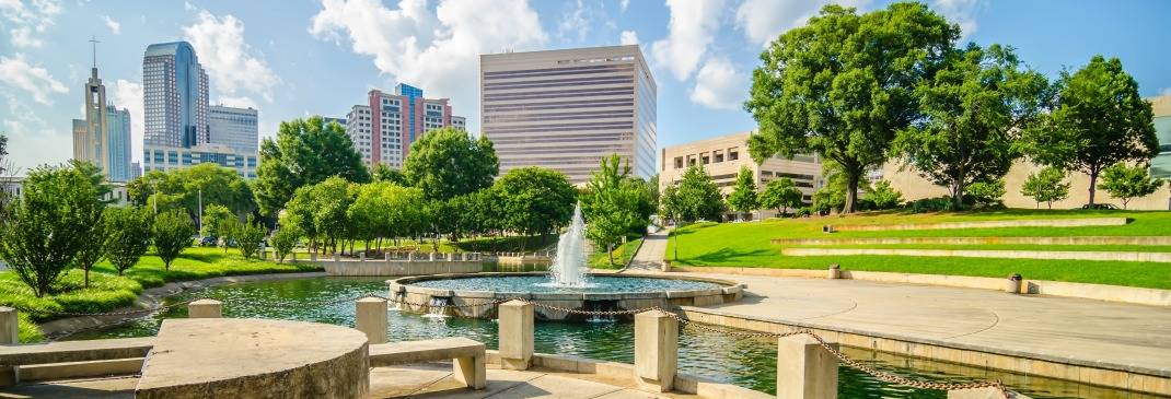 Park und Skyline in Charlotte